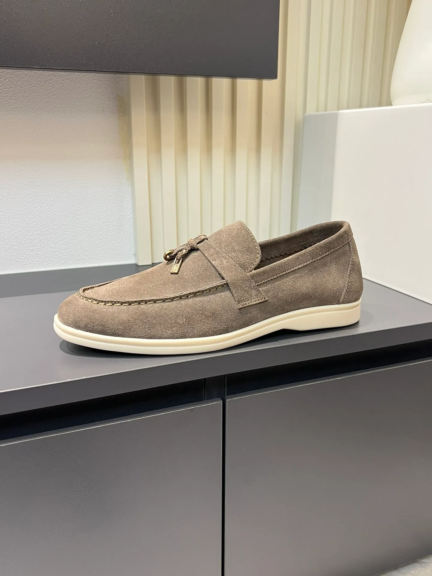 Men's shoes 💰p360 "Loro men's shoes 💰pian'*" Classic L men's shoes for couples 💰p Top version British flat loafers, a must-have item in old money style, the minimalist design is eye-catching and durable, a plus point for dressing The soft foot feel and texture are outstanding. They don’t scratch your feet and are very nice. They are matched with soft and waxy soles. They can be worn daily for a long time without getting tired. They are easy to wear, versatile and classic items, with perfect foot feel and texture! Imported cashmere fabric, the lining is made of imported A-grade water-dyed cow lining, the top version of the genuine leather midsole is sewn with pure handmade mark thread! Size: Female 35-40 (34. Customized) Male 38-44 (45.46. Customized)